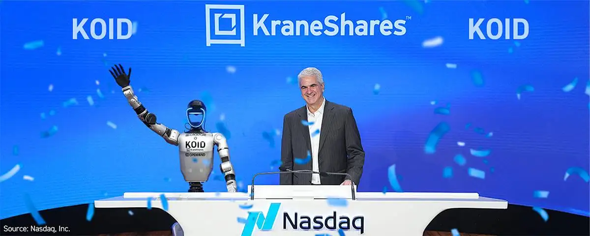  OpenMind人形机器人亮相纳斯达克 ETF上市仪式 推出AI教育课程及开发者扶持计划